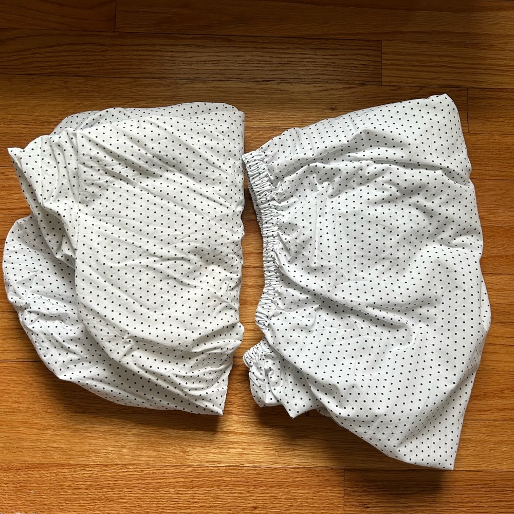 Crate & Kids Crib sheet with polka dots- 2 count